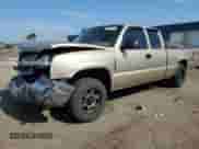 2005 Chevrolet Silverado 1500 Work Truck z VIN 1GCEC19V25Z222771, wystawiony jako Copart lot #81264215 z przebiegiem 179 441 mil mil oraz Czysty tytuł • Clean title. Historia ofert i sprzedaży dostępna na DreamBid. Obrazek 1.