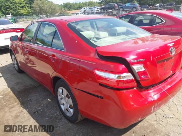 2007 Toyota Camry LE z VIN 4T1BE46K47U111885, wystawiony jako IAAI lot #43067470 z przebiegiem 118 231 mil mil oraz . Historia ofert i sprzedaży dostępna na DreamBid. Obrazek 3.