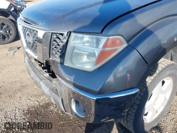 2005 Nissan Frontier Nismo z VIN 1N6AD07W25C465319, wystawiony jako IAAI lot #43473392 z przebiegiem 177 105 mil mil oraz . Historia ofert i sprzedaży dostępna na DreamBid. Obrazek 17.