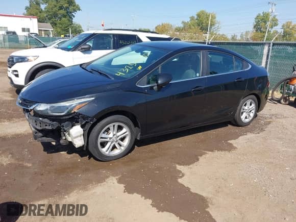 2018 Chevrolet Cruze LT z VIN 1G1BE5SM0J7115903, wystawiony jako IAAI lot #43257692 z przebiegiem 179 640 mil mil oraz . Historia ofert i sprzedaży dostępna na DreamBid. Obrazek 2.