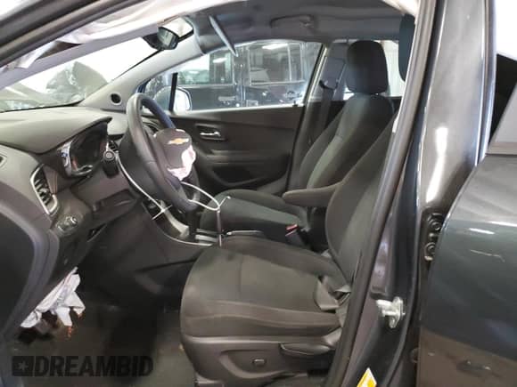 2020 Chevrolet Trax LS z VIN 3GNCJNSB8LL190361, wystawiony jako Copart lot #64988875 z przebiegiem 62 521 mil mil oraz Nie do naprawy • Non repairable. Historia ofert i sprzedaży dostępna na DreamBid. Obrazek 7.