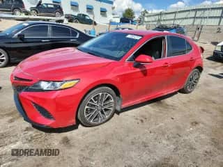 2020 Toyota Camry SE z VIN 4T1G11AKXLU334966, wystawiony jako Copart lot #70904215 z przebiegiem 118 425 mil mil oraz Szkoda całkowita • Salvage title. Historia ofert i sprzedaży dostępna na DreamBid. Obrazek 1.