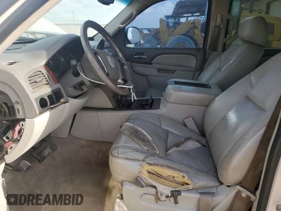 2010 Chevrolet Suburban LTZ с VIN 1GNUCKE01AR229045, выставлен на аукционе Copart как лот 86408045 с пробегом Не указан миль и Чистый • Clean title. История ставок и продаж доступна на DreamBid. Изображение 7.