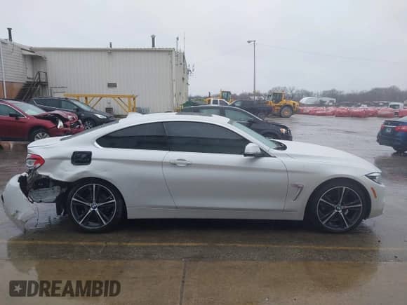 2019 BMW 4 Series 430i xDrive z VIN WBA4W5C51KAE51214, wystawiony jako IAAI lot #41225505 z przebiegiem 52 288 mil mil oraz . Historia ofert i sprzedaży dostępna na DreamBid. Obrazek 13.