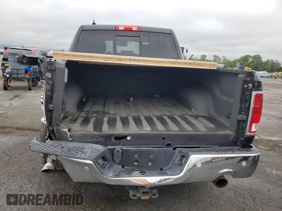 2018 Ram 1500 Laramie z VIN 1C6RR7NT3JS262410, wystawiony jako Copart lot #69724445 z przebiegiem 107 458 mil mil oraz Szkoda całkowita • Salvage title. Historia ofert i sprzedaży dostępna na DreamBid. Obrazek 6.