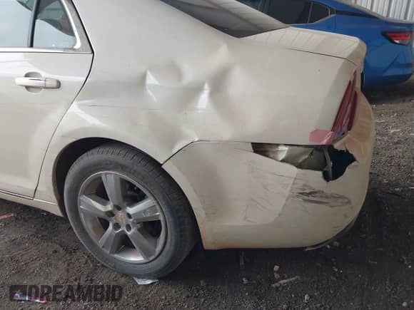 2010 Chevrolet Malibu 2LT z VIN 1G1ZD5EB6AF143030, wystawiony jako IAAI lot #43394355 z przebiegiem 112 558 mil mil oraz . Historia ofert i sprzedaży dostępna na DreamBid. Obrazek 6.