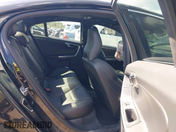2016 Volvo S60 T5 Drive-E Premier z VIN YV126MFK0G2407087, wystawiony jako IAAI lot #43153662 z przebiegiem 60 933 mil mil oraz . Historia ofert i sprzedaży dostępna na DreamBid. Obrazek 8.