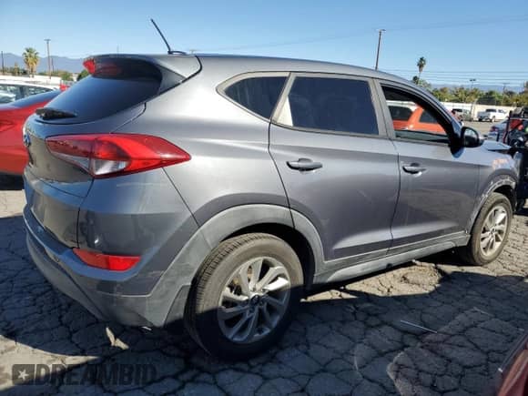 2017 Hyundai Tucson SE z VIN KM8J23A41HU537767, wystawiony jako Copart lot #82550105 z przebiegiem 48 814 mil mil oraz Szkoda całkowita • Salvage title. Historia ofert i sprzedaży dostępna na DreamBid. Obrazek 3.