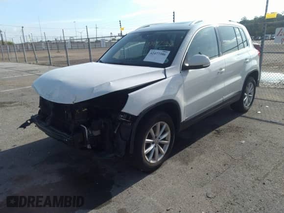 2017 Volkswagen Tiguan Wolfsburg Edition z VIN WVGRV7AXXHW509109, wystawiony jako IAAI lot #42477386 z przebiegiem 77 645 mil mil oraz . Historia ofert i sprzedaży dostępna na DreamBid. Obrazek 2.