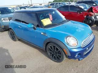 2012 MINI Hardtop z VIN WMWSU3C52CT264021, wystawiony jako IAAI lot #42896887 z przebiegiem 156 666 mil mil oraz . Historia ofert i sprzedaży dostępna na DreamBid. Obrazek 1.