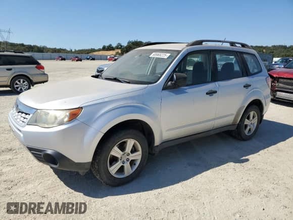 2011 Subaru Forester X z VIN JF2SHABC0BG704032, wystawiony jako Copart lot #68968225 z przebiegiem 148 742 mil mil oraz Czysty tytuł • Clean title. Historia ofert i sprzedaży dostępna na DreamBid. Obrazek 1.