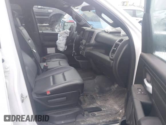 2023 Ram 1500 Tradesman z VIN 1C6RRFGG9PN546464, wystawiony jako IAAI lot #41230048 z przebiegiem 27 727 mil mil oraz . Historia ofert i sprzedaży dostępna na DreamBid. Obrazek 5.