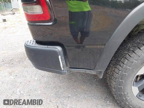 2019 Ram 1500 Rebel z VIN 1C6SRFET2KN705108, wystawiony jako IAAI lot #43163417 z przebiegiem 110 932 mil mil oraz . Historia ofert i sprzedaży dostępna na DreamBid. Obrazek 20.