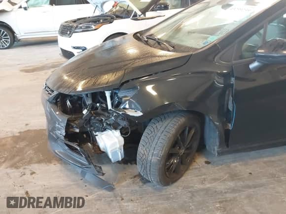2018 Chevrolet Cruze LT z VIN 1G1BE5SM3J7109853, wystawiony jako IAAI lot #43239239 z przebiegiem 178 569 mil mil oraz . Historia ofert i sprzedaży dostępna na DreamBid. Obrazek 6.