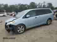 2017 Toyota Sienna LE Auto Access Seat с VIN 5TDKZ3DC0HS794673, выставлен на аукционе Copart как лот 67508065 с пробегом 65 155 миль миль и Списание • Salvage title. История ставок и продаж доступна на DreamBid. Изображение 1.