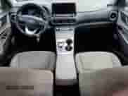 2023 Hyundai Kona SEL с VIN KM8K33AG6PU167832, выставлен на аукционе Copart как лот 67933535 с пробегом 57 723 миль миль и Списание • Salvage title. История ставок и продаж доступна на DreamBid. Изображение 8.