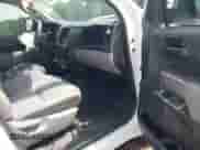 2013 Toyota Tundra z VIN 5TFRU5F14DX029880, wystawiony jako IAAI lot #43081536 z przebiegiem 198 758 mil mil oraz . Historia ofert i sprzedaży dostępna na DreamBid. Obrazek 5.