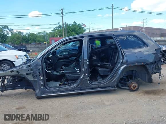 2018 Jeep Grand Cherokee Upland z VIN 1C4RJFAG7JC166406, wystawiony jako IAAI lot #42640105 z przebiegiem Nie podano mil oraz . Historia ofert i sprzedaży dostępna na DreamBid. Obrazek 13.