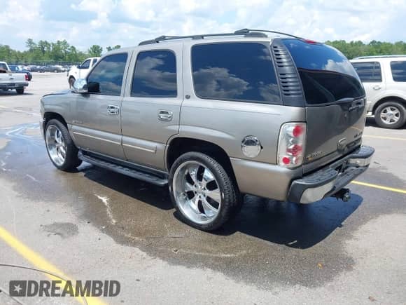 2002 Chevrolet Tahoe LS with VIN 1GNEC13Z32R117039, listed as a IAAI auction lot 42621369 with 383,430 mi miles and . Bid and sale history available at DreamBid. Image 3.
