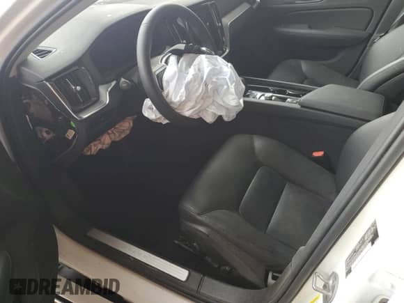 2025 Volvo S60 Core z VIN 7JRL12GJXSG364362, wystawiony jako Copart lot #51022375 z przebiegiem Nie podano mil oraz Szkoda całkowita • Salvage title. Historia ofert i sprzedaży dostępna na DreamBid. Obrazek 7.