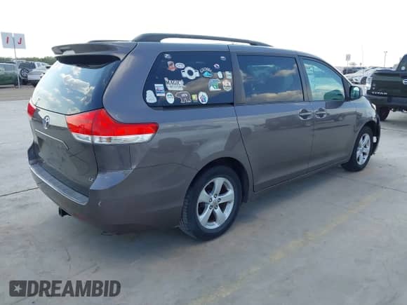 2012 Toyota Sienna LE с VIN 5TDKK3DC2CS180463, выставлен на аукционе IAAI как лот 43250009 с пробегом 127 980 миль миль и . История ставок и продаж доступна на DreamBid. Изображение 4.