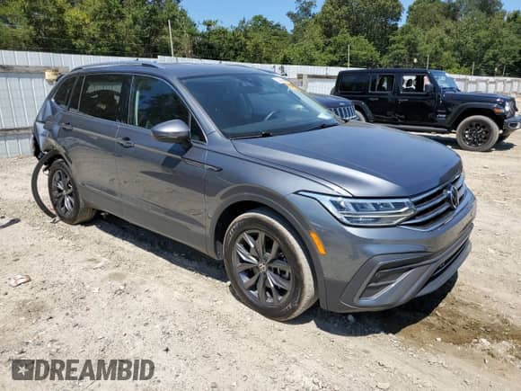 2023 Volkswagen Tiguan SE with VIN 3VV3B7AX4PM066264, listed as a Copart auction lot 70190795 with 28,425 mi miles and Salvage title. Bid and sale history available at DreamBid. Image 4.