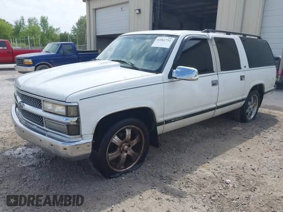 1999 Chevrolet Suburban with VIN 3GNEC16R2XG127337, listed as a IAAI auction lot 42061752 with 210,723 mi miles and . Bid and sale history available at DreamBid. Image 2.