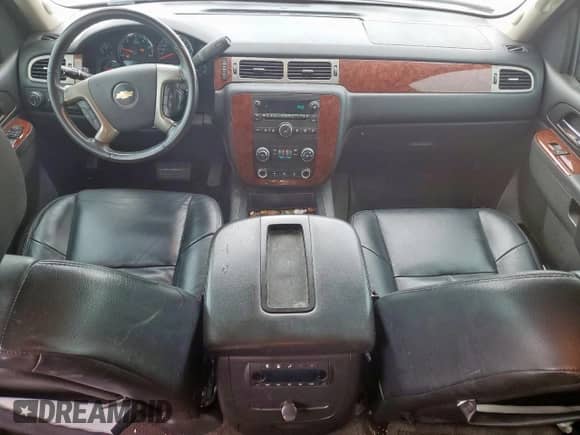 2013 Chevrolet Tahoe LS z VIN 1GNSCAE05DR337061, wystawiony jako Copart lot #68891945 z przebiegiem 179 116 mil mil oraz Czysty tytuł • Clean title. Historia ofert i sprzedaży dostępna na DreamBid. Obrazek 8.