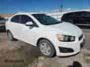 2014 Chevrolet Sonic LS z VIN 1G1JB5SH4E4102893, wystawiony jako Copart lot #69273405 z przebiegiem 161 847 mil mil oraz Czysty tytuł • Clean title. Historia ofert i sprzedaży dostępna na DreamBid. Obrazek 4.