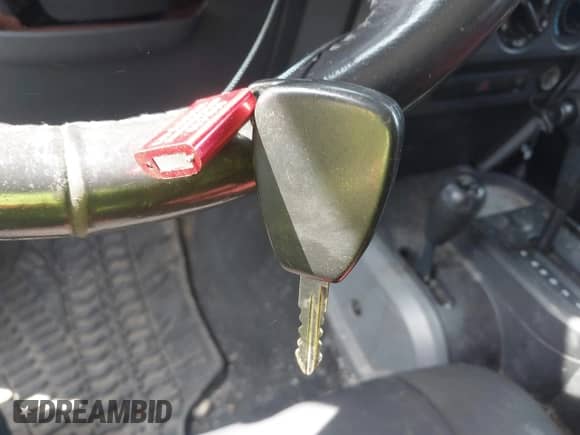 2007 Jeep Wrangler Unlimited Sahara z VIN 1J4GA59167L195254, wystawiony jako IAAI lot #41945934 z przebiegiem 252 496 mil mil oraz . Historia ofert i sprzedaży dostępna na DreamBid. Obrazek 11.