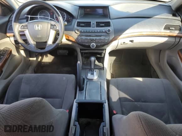 2011 Honda Accord EX z VIN 1HGCP3F72BA027911, wystawiony jako Copart lot #46756555 z przebiegiem 162 060 mil mil oraz Czysty tytuł • Clean title. Historia ofert i sprzedaży dostępna na DreamBid. Obrazek 8.