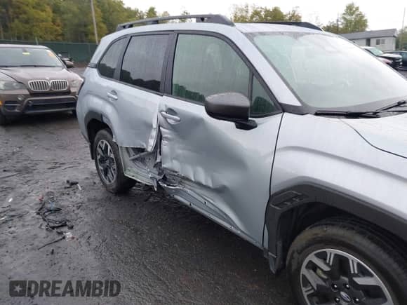 2025 Subaru Forester Premium z VIN JF2SLDDC2SH401843, wystawiony jako IAAI lot #43444577 z przebiegiem 12 857 mil mil oraz . Historia ofert i sprzedaży dostępna na DreamBid. Obrazek 6.