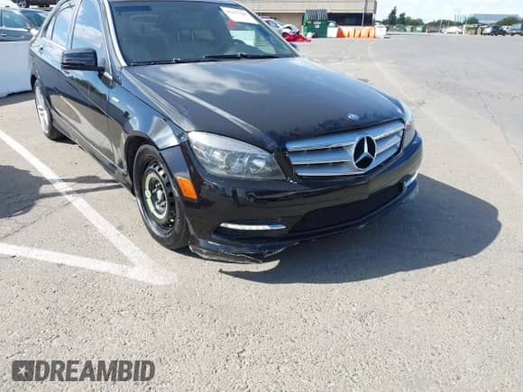 2011 Mercedes-Benz C 300 Sport z VIN WDDGF5EB3BR180681, wystawiony jako IAAI lot #43427281 z przebiegiem 219 550 mil mil oraz . Historia ofert i sprzedaży dostępna na DreamBid. Obrazek 6.