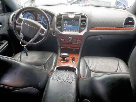 2014 Chrysler 300 с VIN 2C3CCAAG0EH235379, выставлен на аукционе Copart как лот 81771975 с пробегом 193 161 миль миль и Чистый • Clean title. История ставок и продаж доступна на DreamBid. Изображение 8.