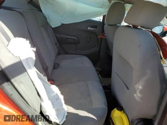 2013 Chevrolet Sonic LS z VIN 1G1JB6SG9D4211801, wystawiony jako Copart lot #49668795 z przebiegiem 180 238 mil mil oraz Szkoda całkowita • Salvage title. Historia ofert i sprzedaży dostępna na DreamBid. Obrazek 10.