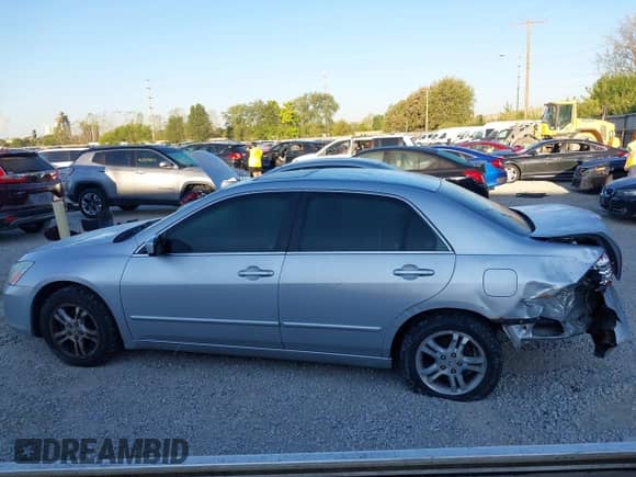 2007 Honda Accord EX z VIN 1HGCM56777A104462, wystawiony jako IAAI lot #43331511 z przebiegiem 187 568 mil mil oraz . Historia ofert i sprzedaży dostępna na DreamBid. Obrazek 13.