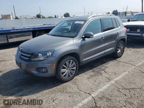 2013 Volkswagen Tiguan SE z VIN WVGAV3AXXDW606925, wystawiony jako Copart lot #64238585 z przebiegiem 131 779 mil mil oraz Szkoda całkowita • Salvage title. Historia ofert i sprzedaży dostępna na DreamBid. Obrazek 1.