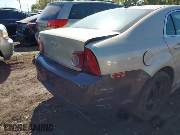 2011 Chevrolet Malibu 1LS z VIN 1G1ZB5E11BF242224, wystawiony jako IAAI lot #43378842 z przebiegiem 189 703 mil mil oraz . Historia ofert i sprzedaży dostępna na DreamBid. Obrazek 12.