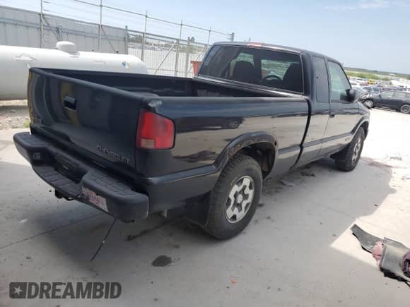 2000 Chevrolet S-10 LS z VIN 1GCDT19WXY8137627, wystawiony jako Copart lot #69748865 z przebiegiem 126 588 mil mil oraz Szkoda całkowita • Salvage title. Historia ofert i sprzedaży dostępna na DreamBid. Obrazek 3.