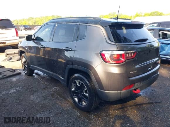 2018 Jeep Compass Trailhawk z VIN 3C4NJDDB8JT343455, wystawiony jako IAAI lot #42545545 z przebiegiem 90 515 mil mil oraz . Historia ofert i sprzedaży dostępna na DreamBid. Obrazek 3.