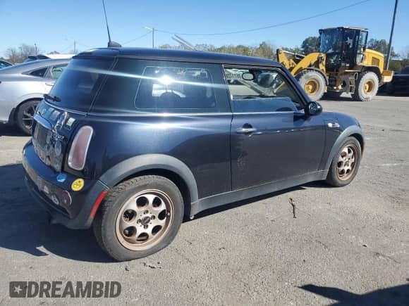 2005 MINI Hardtop with VIN WMWRC33425TC57990, listed as a Copart auction lot 86117205 with Not provided miles and Clean title. Bid and sale history available at DreamBid. Image 3.
