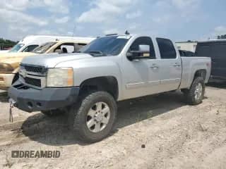 2011 Chevrolet Silverado 2500HD LTZ z VIN 1GC1KYC83BF182811, wystawiony jako Copart lot #64020094 z przebiegiem 203 998 mil mil oraz Szkoda całkowita • Salvage title. Historia ofert i sprzedaży dostępna na DreamBid. Obrazek 1.