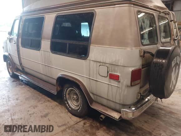 1989 Chevrolet Chevy Van z VIN 1GBEG25K1K7176240, wystawiony jako IAAI lot #42190073 z przebiegiem 99 486 mil mil oraz . Historia ofert i sprzedaży dostępna na DreamBid. Obrazek 3.