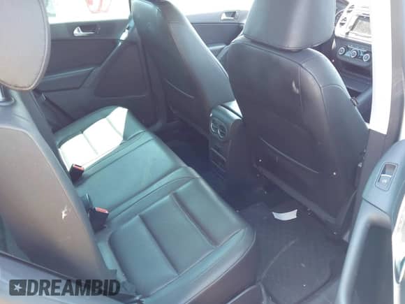 2012 Volkswagen Tiguan SE с VIN WVGBV7AX7CW527271, выставлен на аукционе IAAI как лот 43160689 с пробегом 147 594 миль миль и . История ставок и продаж доступна на DreamBid. Изображение 8.