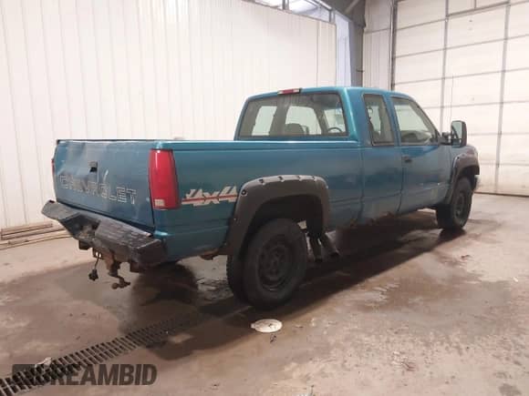 1998 Chevrolet Silverado 1500 z VIN 1GCEK19R9WE194708, wystawiony jako IAAI lot #42548241 z przebiegiem 197 471 mil mil oraz . Historia ofert i sprzedaży dostępna na DreamBid. Obrazek 4.