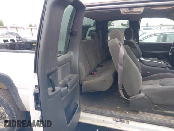 2003 Chevrolet Silverado 2500HD LT z VIN 1GCHK29U23E116984, wystawiony jako IAAI lot #43217859 z przebiegiem 265 239 mil mil oraz . Historia ofert i sprzedaży dostępna na DreamBid. Obrazek 8.