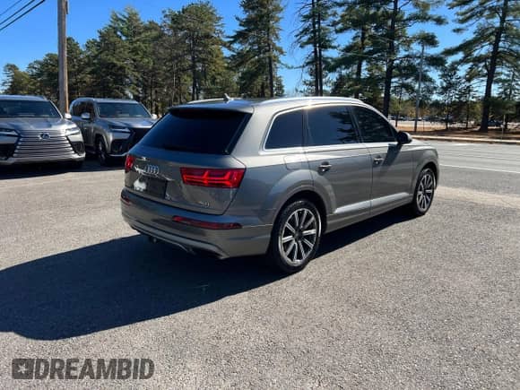2017 Audi Q7 Premium Plus with VIN WA1LAAF7XHD000333, listed as a Copart auction lot 86316745 with 186,388 mi miles and Clean title. Bid and sale history available at DreamBid. Image 3.