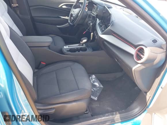 2025 Chevrolet Trax 1RS с VIN KL77LGEP9SC170022, выставлен на аукционе IAAI как лот 42183139 с пробегом 2 519 миль миль и . История ставок и продаж доступна на DreamBid. Изображение 5.