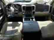 2018 Ram 1500 Laramie z VIN 1C6RR6VT4JS143758, wystawiony jako Copart lot #81325315 z przebiegiem 72 247 mil mil oraz Szkoda całkowita • Salvage title. Historia ofert i sprzedaży dostępna na DreamBid. Obrazek 8.