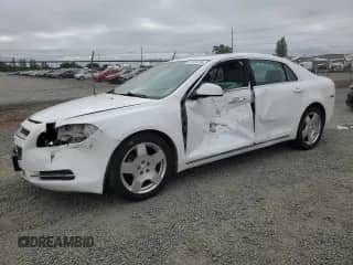 2010 Chevrolet Malibu 2LT z VIN 1G1ZD5E73AF300072, wystawiony jako Copart lot #62306795 z przebiegiem 78 706 mil mil oraz Szkoda całkowita • Salvage title. Historia ofert i sprzedaży dostępna na DreamBid. Obrazek 1.